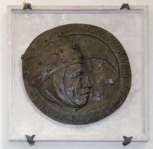 Il medaglione in bronzo dello scultore Piero Sbarluzzi